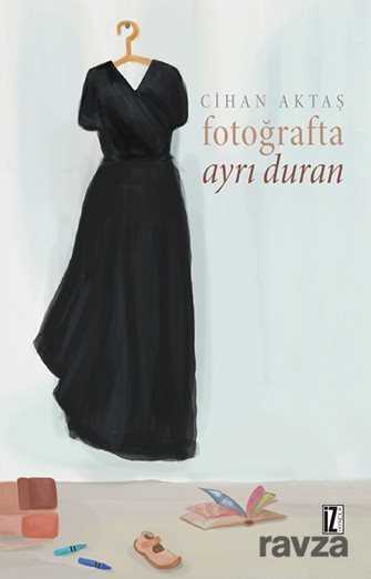 Fotoğrafta Ayrı Duran - İz Yayıncılık